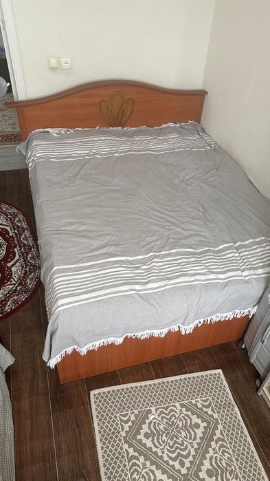 Двуспальная кровать , зеркало универсальное