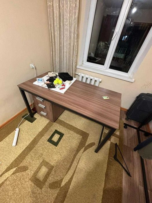 Офисный стол с тумбой