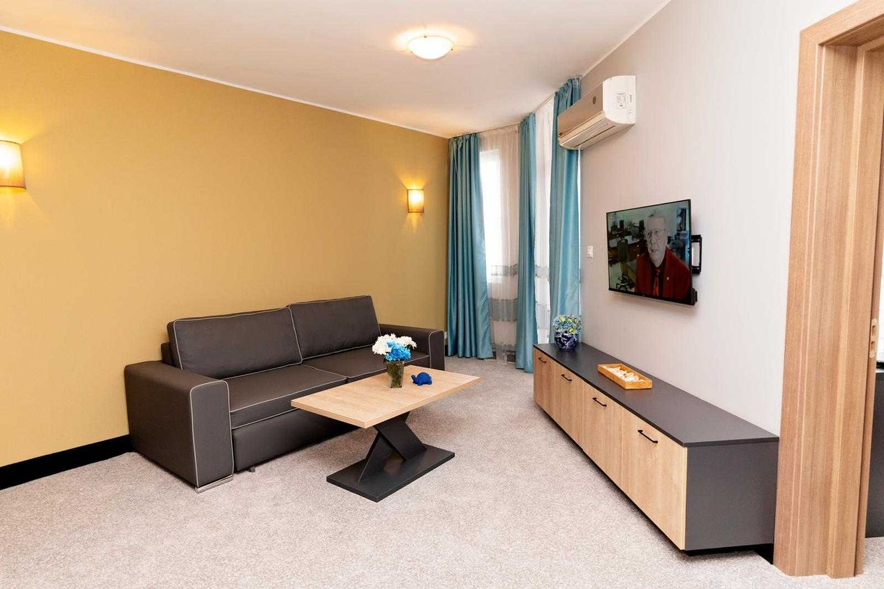 Продава се Хотел в к.к. Слънчев бряг - 8000 кв.м за 688 €/кв.м - Снимка #1