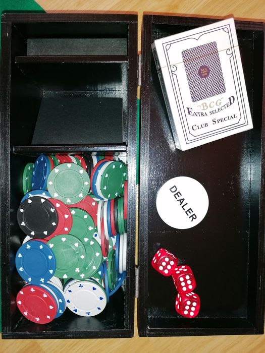 Trusa poker + zaruri + pachet cărți
