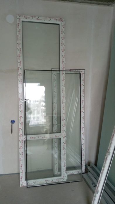 Продам пластиковые окна с дверью от балкона