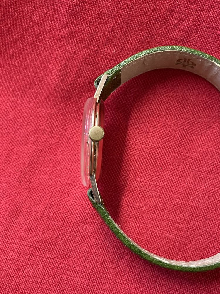 Златен часовник Tissot Visodate