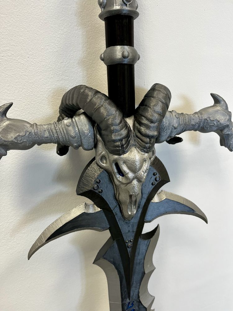 3D принтиран Frostmourne в реален размер