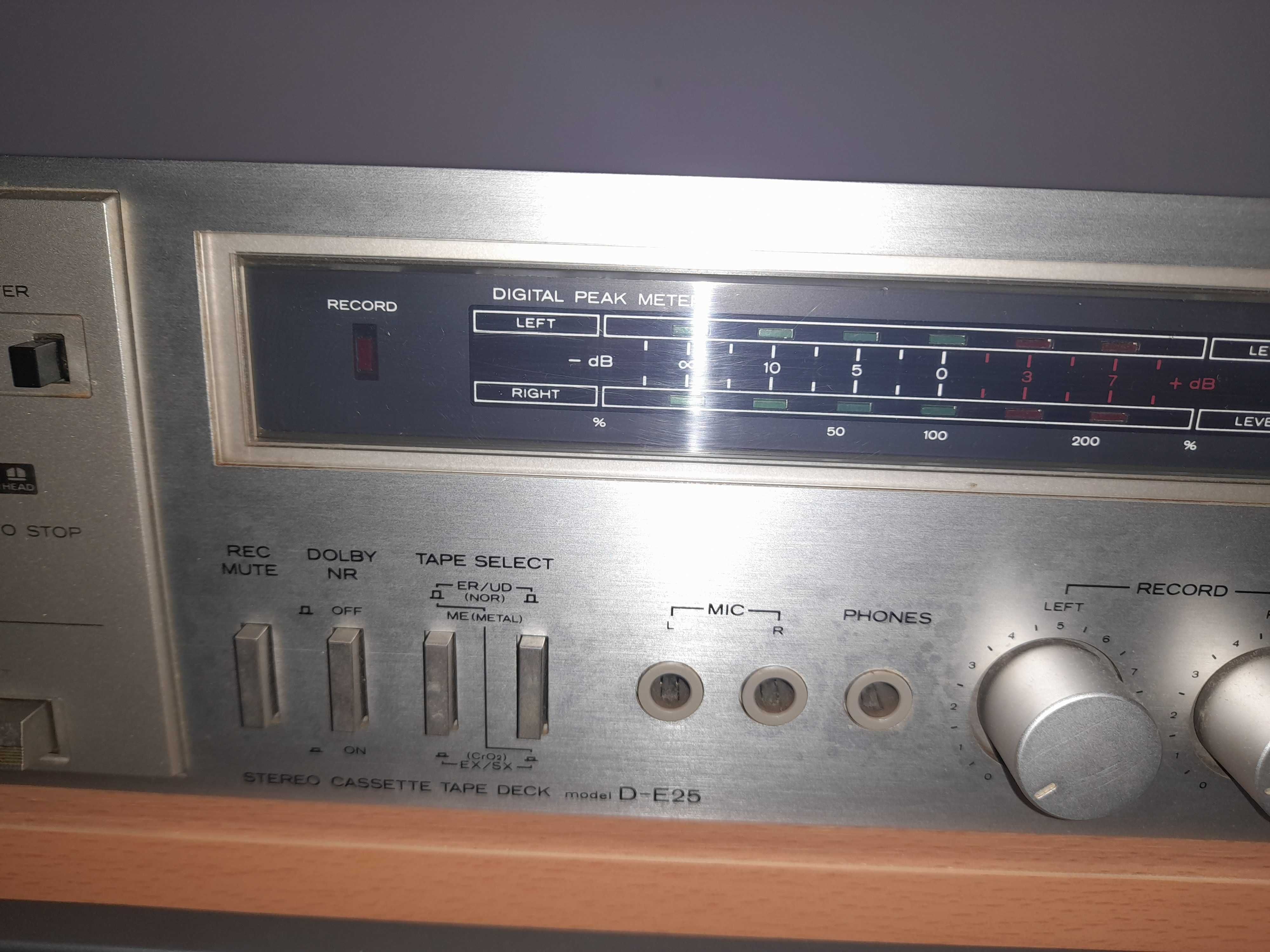Касетофон дек Hitachi D-E25