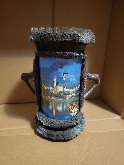 Vază de sticlă îmbrăcată în lemn