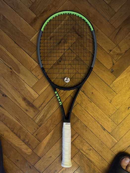 Продавам тенис ракета 98s отлична