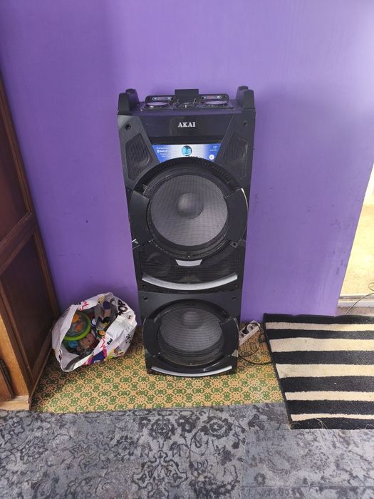 Vând boxa Akai folosita