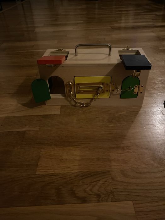 Cutie Montessori cu incuietori