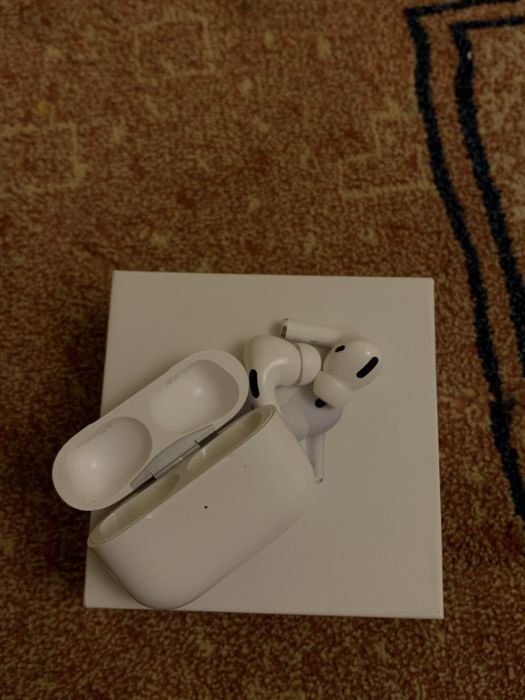 продаю наушник AirPods pro почти новым состаянием