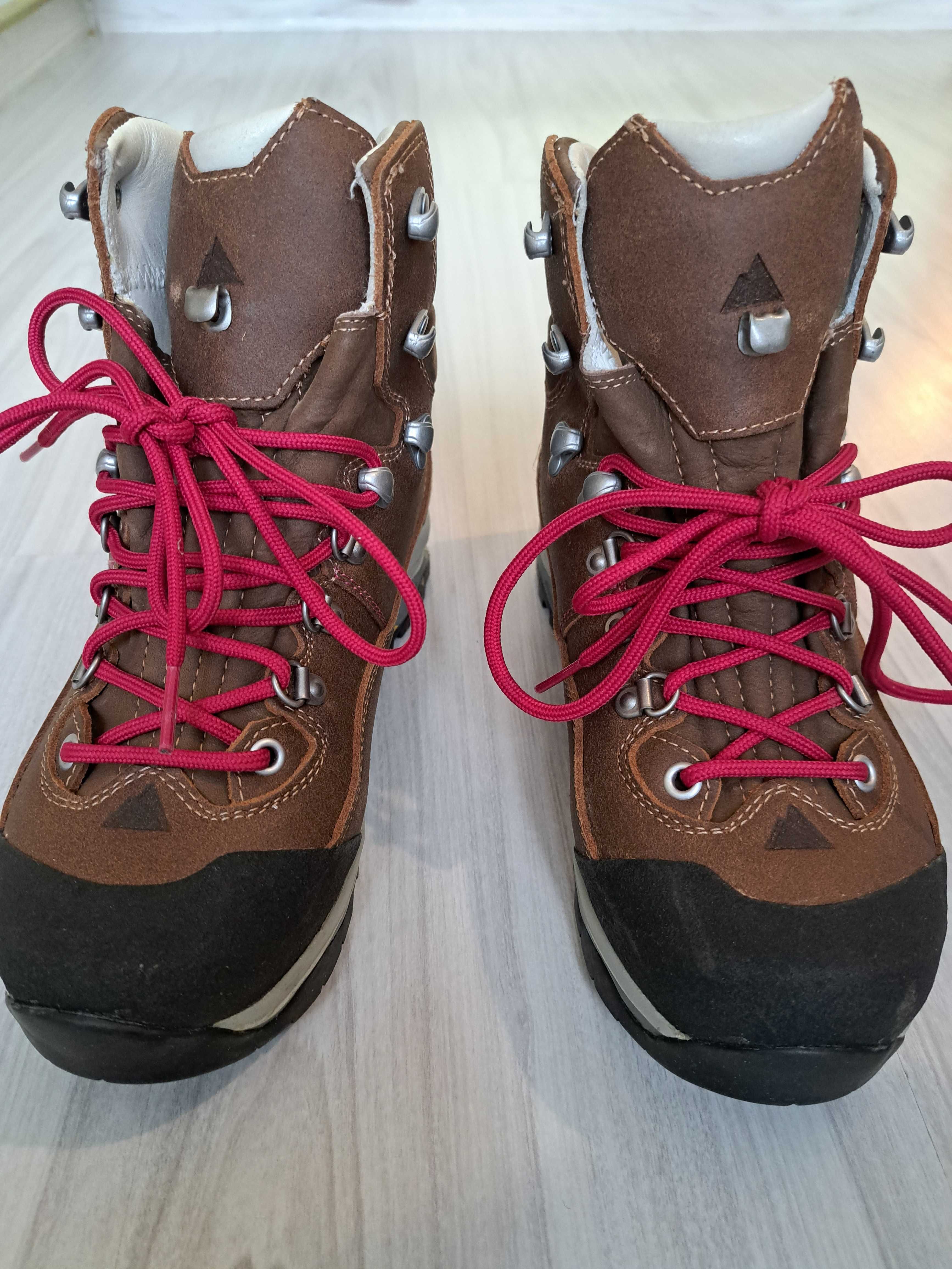 Дамски туристически обувки Dachstein