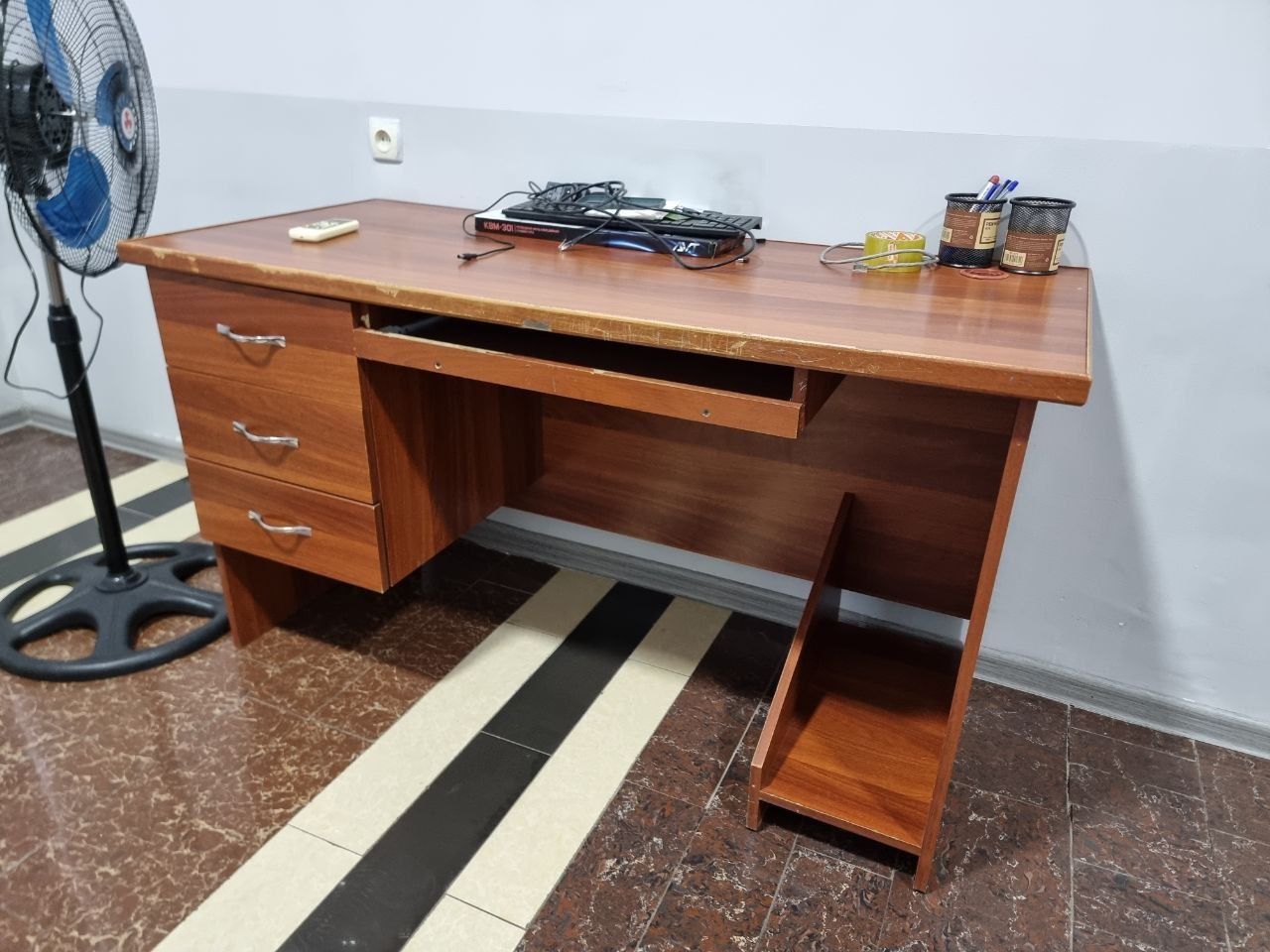Taxtadan qilingan ish stollari