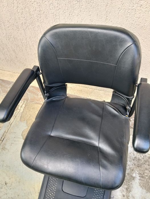 Vând triciclu electric, cu baterie nouă. Funcționează foarte bine.