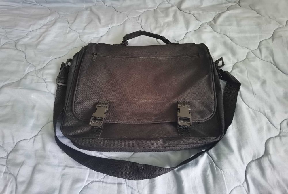 Чанта с презрамка за лаптоп с 15 джоба