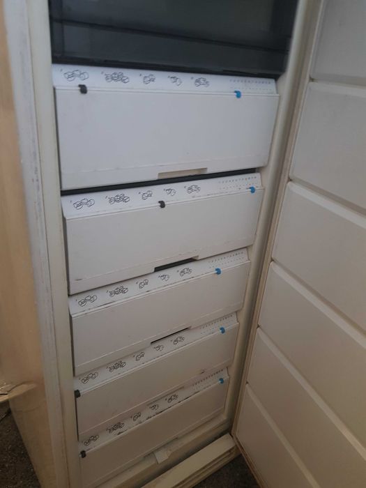 Продавам фризер WHIRLPOOL