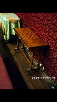 Masa antica cu tabla de sah