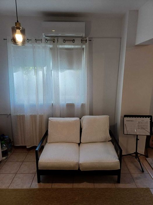 Canapea de doua locuri