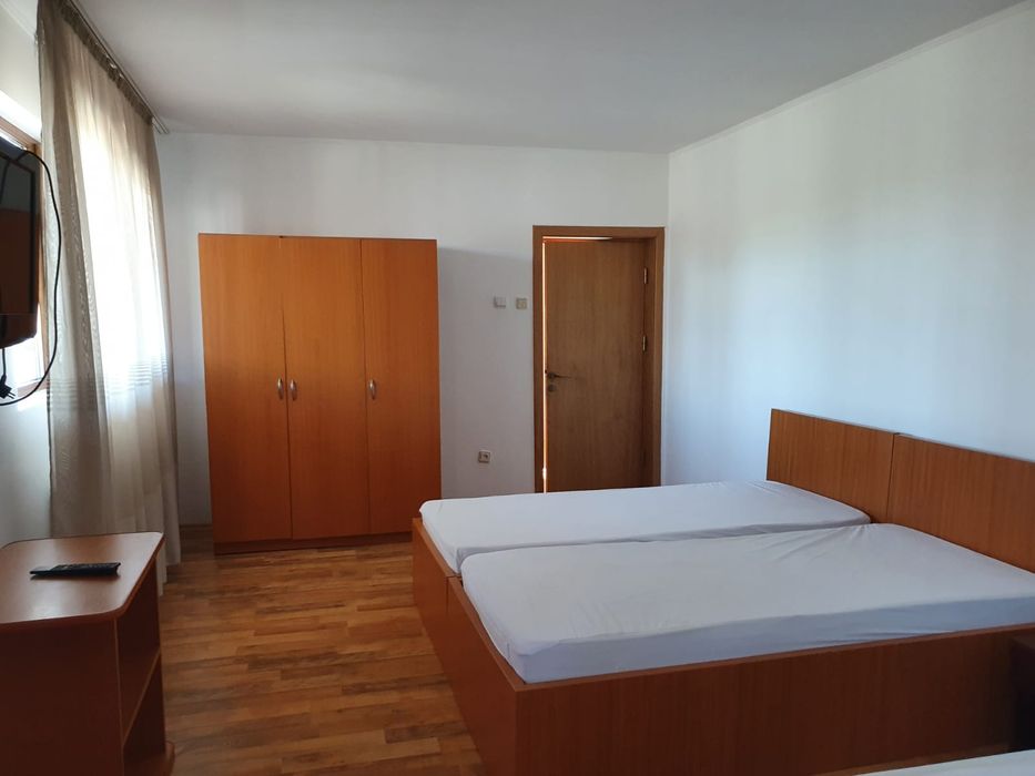 Închiriez camere la villă.