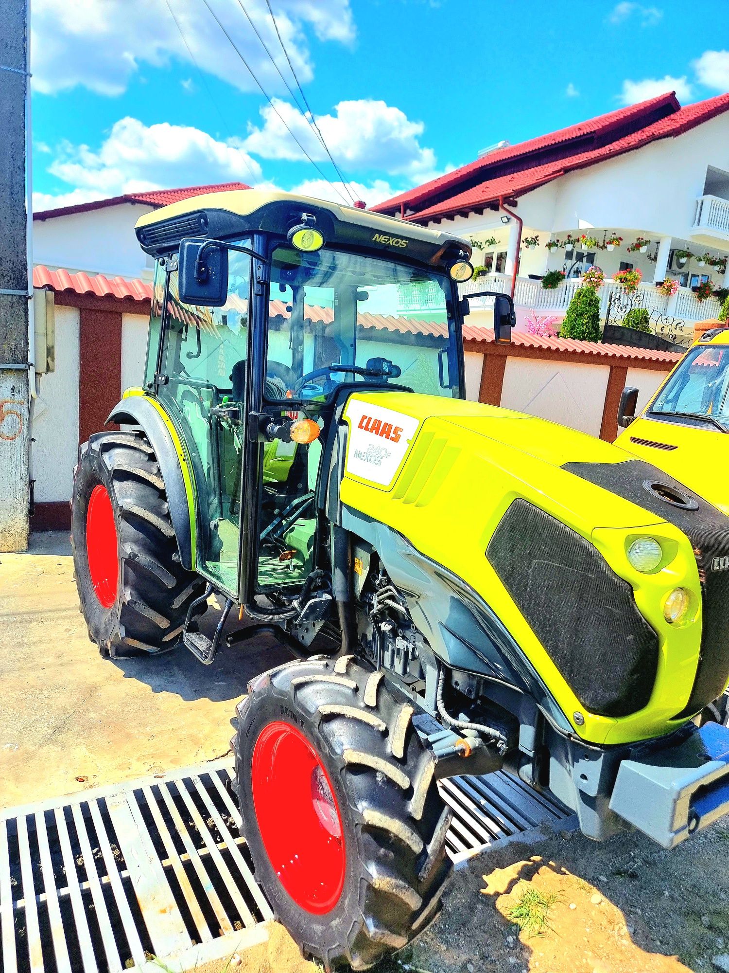 TRACTOR Vand tractor claas