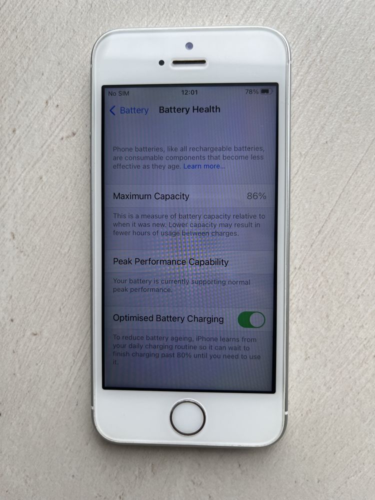 iPhone SE работещ с оригинално зарядно
