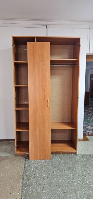 Шкаф трехдверный