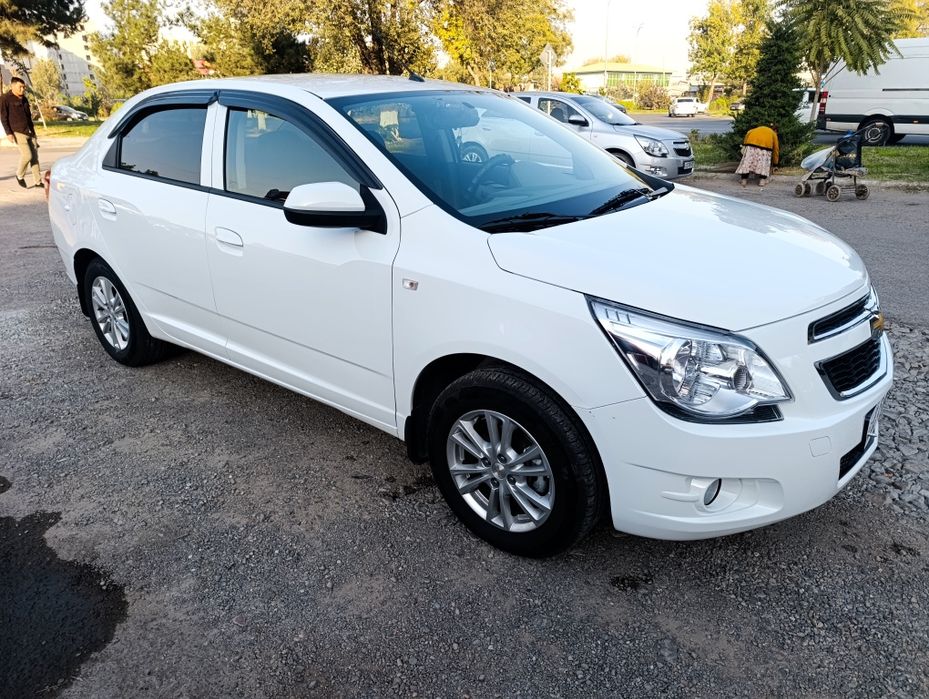 Белый Chevrolet Cobalt, июнь 2024