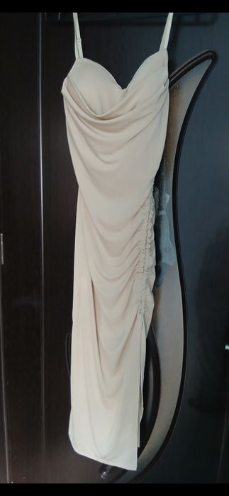 Rochie crem mulată pe picior