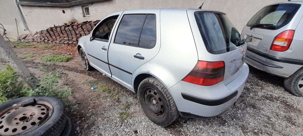 VW Golf 4 - На части
