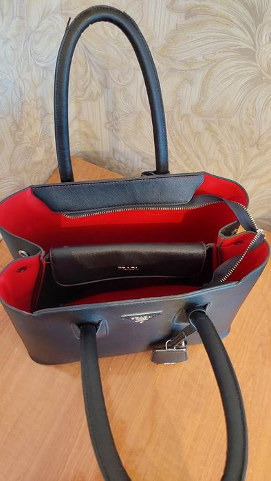 Продам сумку Prada