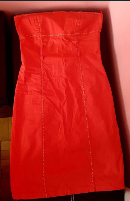 Червена рокля с открити рамене