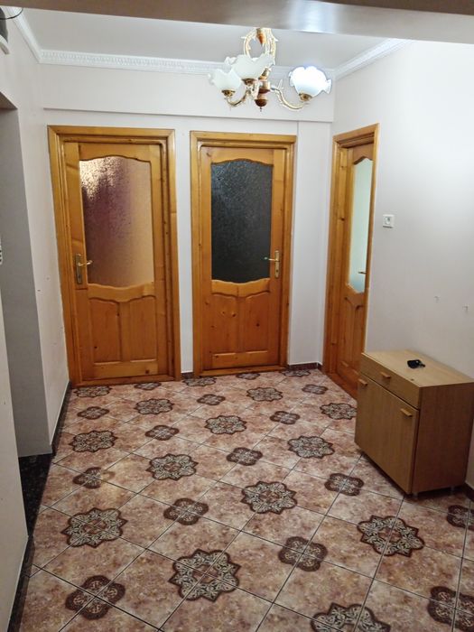 Închiriez apartament cu trei camere în Suceava. Zamca lângă Catedrala