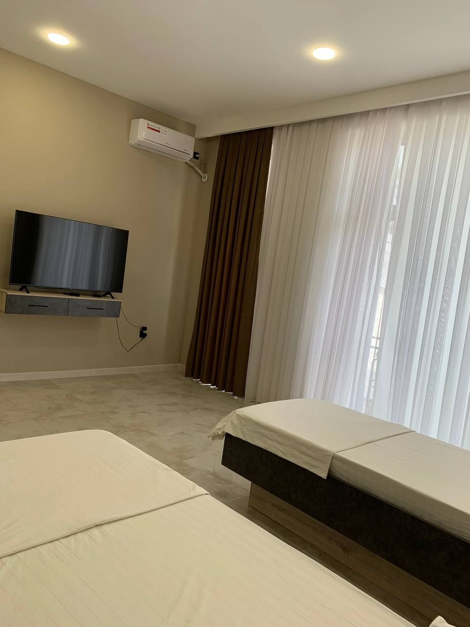 Mehmonxona	Гостиница	Hotel 
Hostel (arzon turar joy)	Хостел	Hostel
M