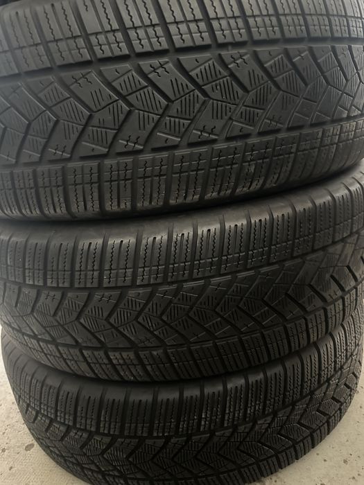 Set anvelope iarna Goodyear UltraGrip Performance 235 60 R20