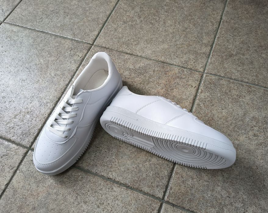 Чисто бели маратонки