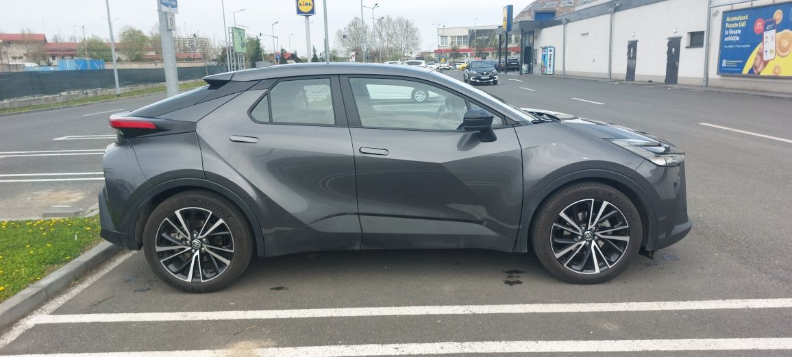 Vand noul Toyota CHR 2024, usor avariat