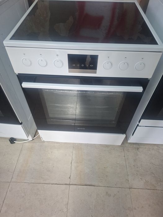 Свободно стояща печка с керамичен плот Gorenje