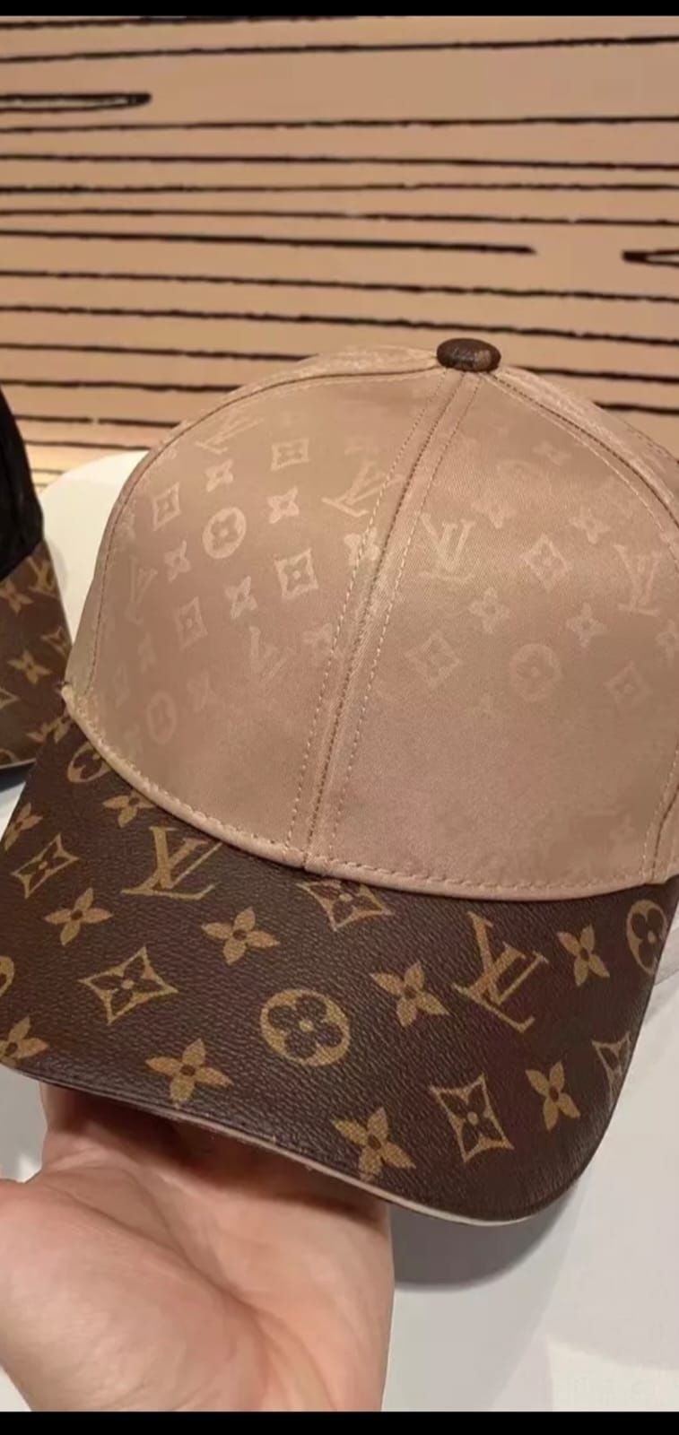 Șapcă Louis Vuitton model 2024