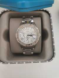 Ceas argintiu marca guess!