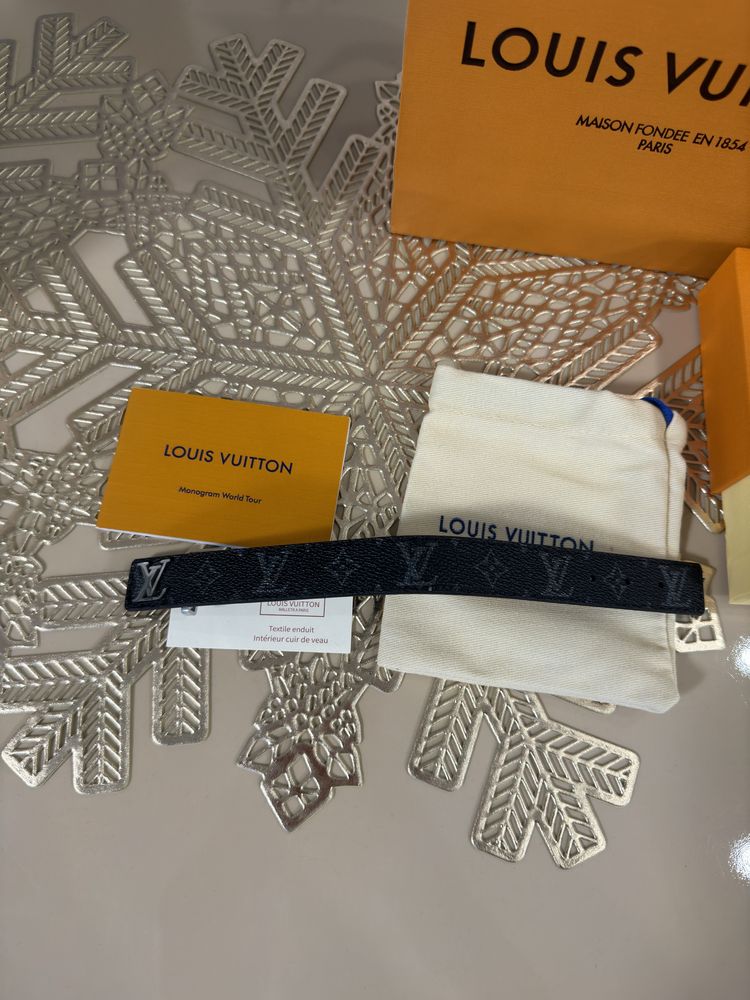 Bratara Louis Vuitton, neagra cu sigla argintie