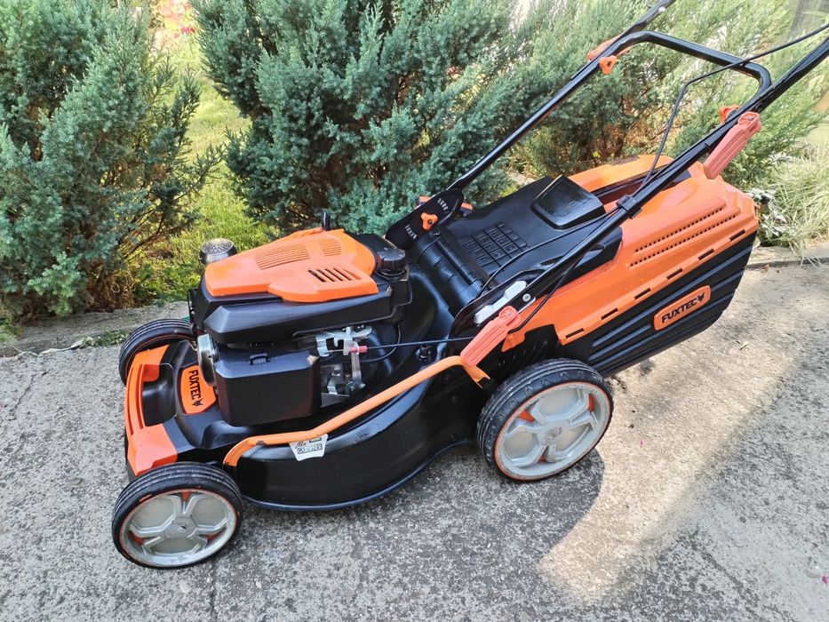 Vând mașină de tuns gazonul pe benzina adusa din Germania marca fuxtek