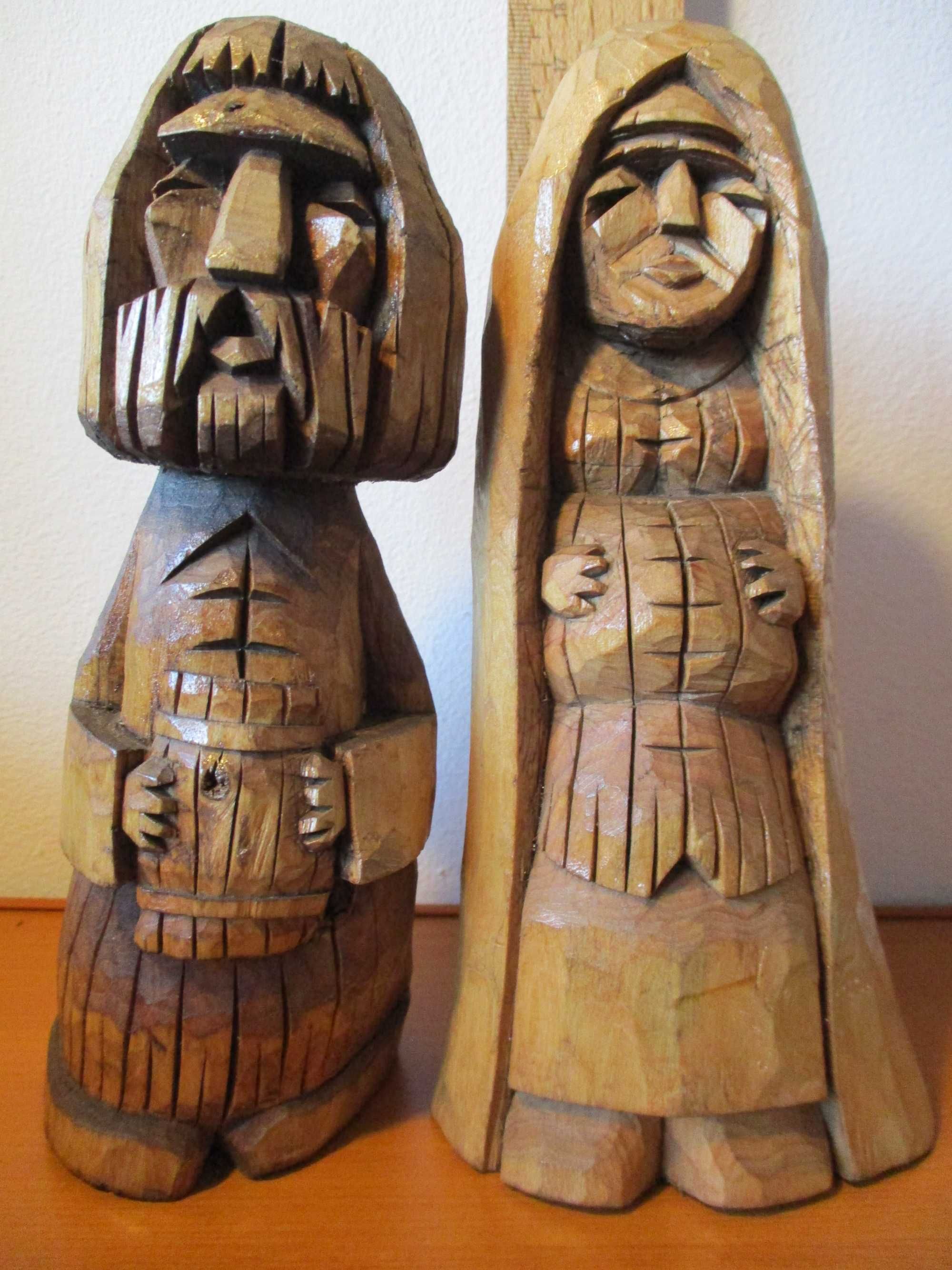 doua statuete vechi din lemn .