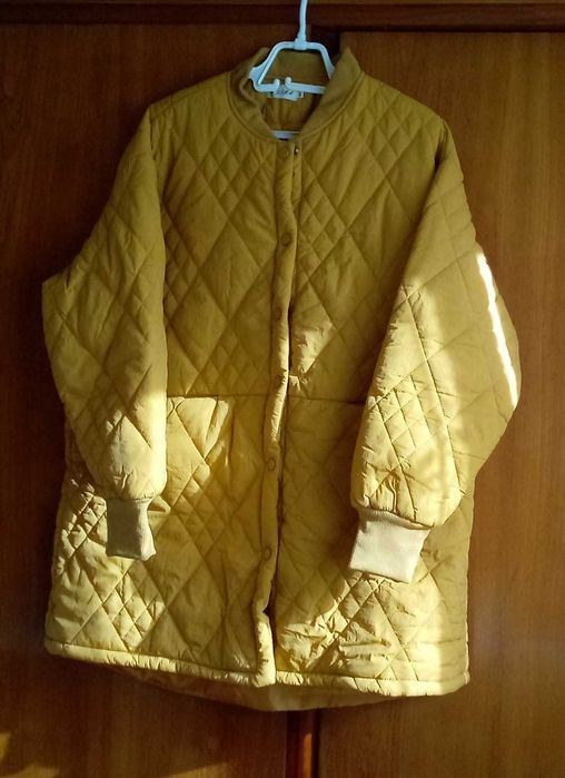 Ново, необличано олекотено дамско яке в слънчево жълт цвят.