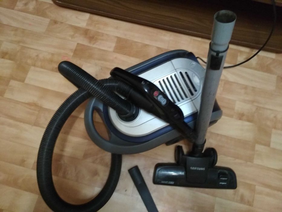 Пылесос   Самсунг в  комплекте! 1800 вт. мощный малошумный!