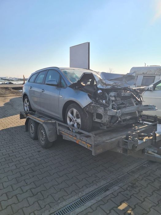Dezmembram Opel Astra J 2.0 diesel din 2012