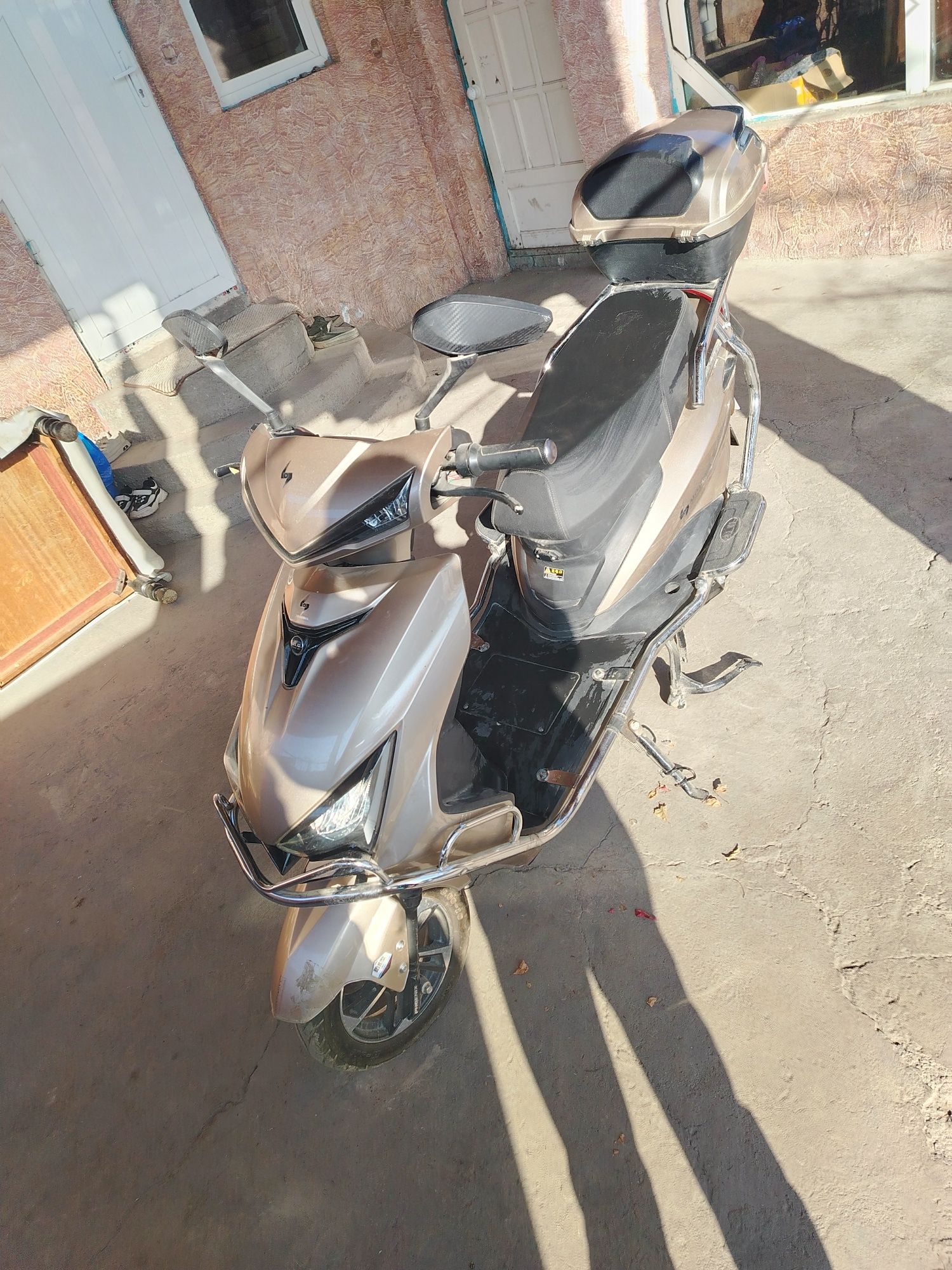 Skuter elektroni