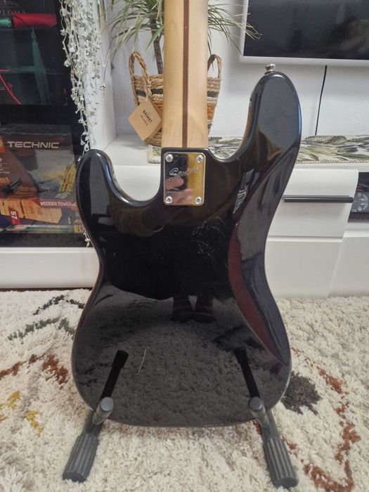 Vand chitara Bass Squier Standard din 2005 made in Indonesia.