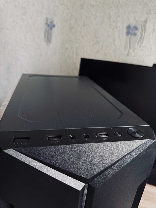 Корпус формата Micro-АТХ с боковой прозрачной панелью.