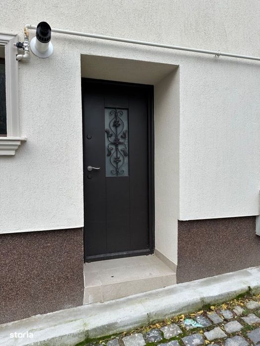 Casă cu 2 apartamente și garaj în schei centrul vechi