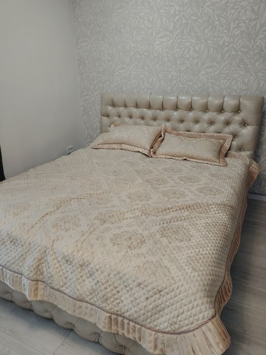 Срочно продам кровать и шкаф. Комод . Тумбочки.