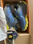 Кроссовки треккинговые  AKU FLYROCK GTX