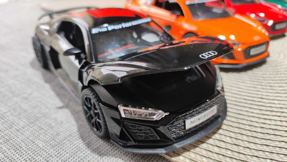 Метални колички Audi R8. Мащаб 1:24.